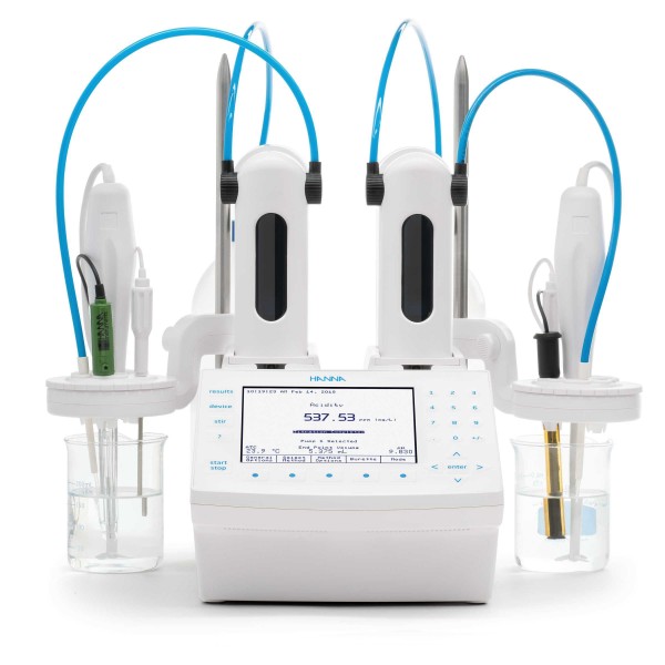 Valorador potenciométrico HI932C1-02 de Hanna, mostrando su pantalla y electrodos en uso con solución líquida